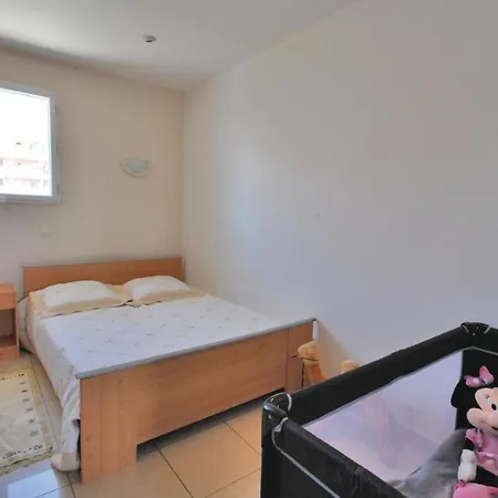 Five-bedroom Holiday In Дом отдыха Фрежюс