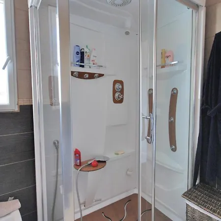 Five-bedroom Holiday In Дом отдыха Фрежюс