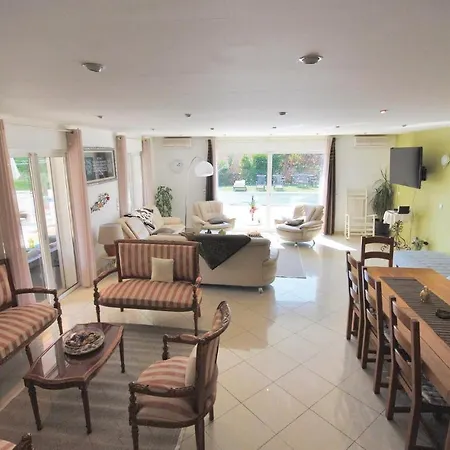 Five-bedroom Holiday In Σπίτι διακοπών Fréjus