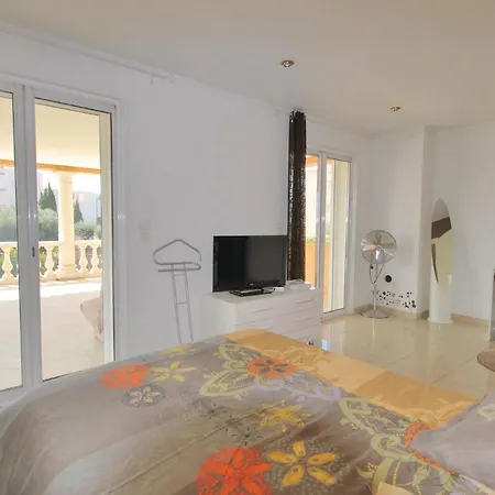 Five-bedroom Holiday In Fréjus