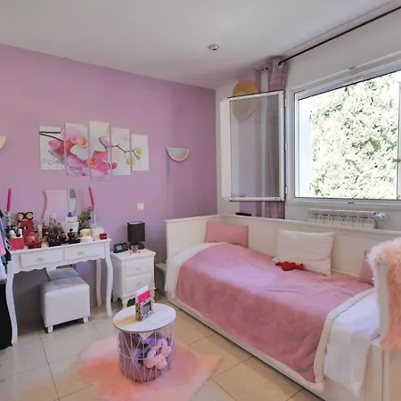 Five-bedroom Holiday In Фрежюс